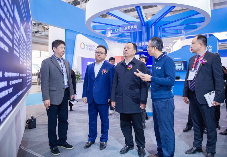 湖南省人大常委会副主任周农，工信部、交通部及湖南省、长沙市与会领导，以及当地交通行业代表和媒体等都莅临线上赌场平台科技展区参观交流。